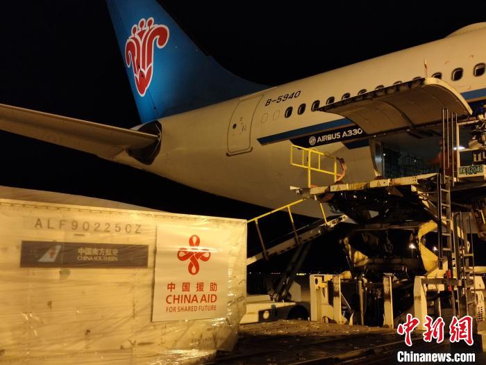 中国向东盟国家派遣首支抗疫医疗队。图为一批医疗物资在上海浦东机场装上包机。南方航空供图